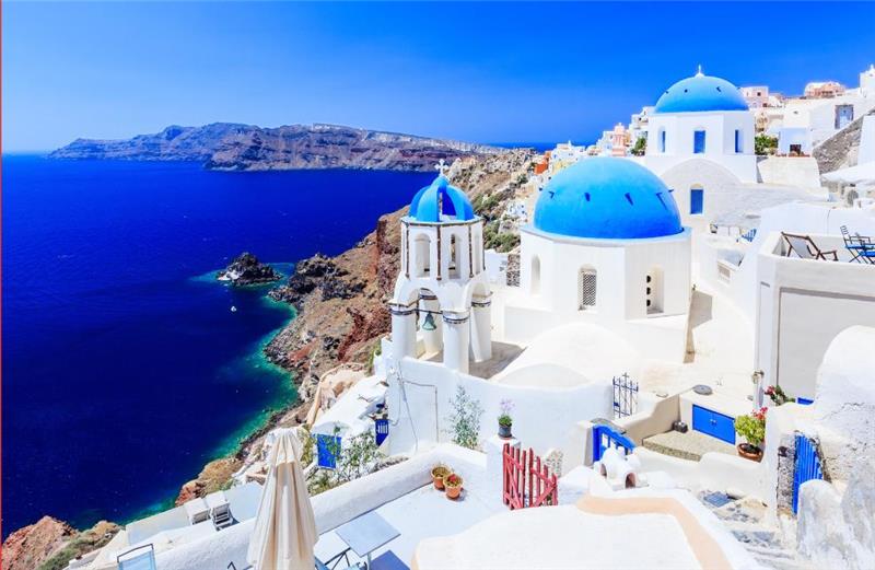The Greece Golden Visa program allows foreign nationals to obtain residency by investing in Greek real estate, tourism, or business. Applicants can qualify by purchasing real estate worth at least €250,000, leasing tourism or commercial property for 10 years, investing €500,000 in a Greek company, or placing €500,000 in a Greek bank. The visa must be renewed every five years, provided the investment is maintained. This residency extends to family members, offering a Mediterranean lifestyle and a stable EU residence option.