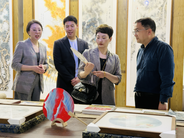 Delegates from the Global Study Tour Alliance, including Canada Shaws Consulting Inc’s team, explore cultural exhibits at Sichuan Tourism University.