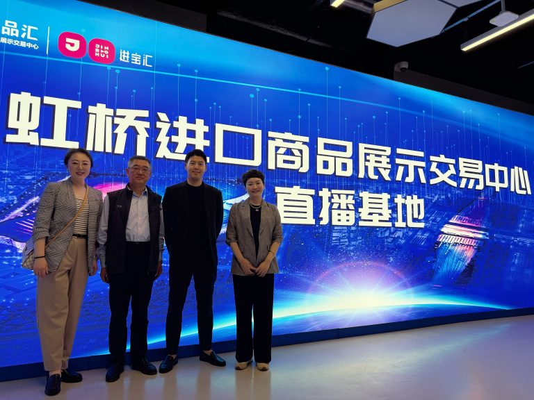 Group photo at the Hongqiao Import Commodity Exhibition and Livestreaming Base – promoting Livestreaming + Education collaboration between Canada Shaws and Xiangshen School